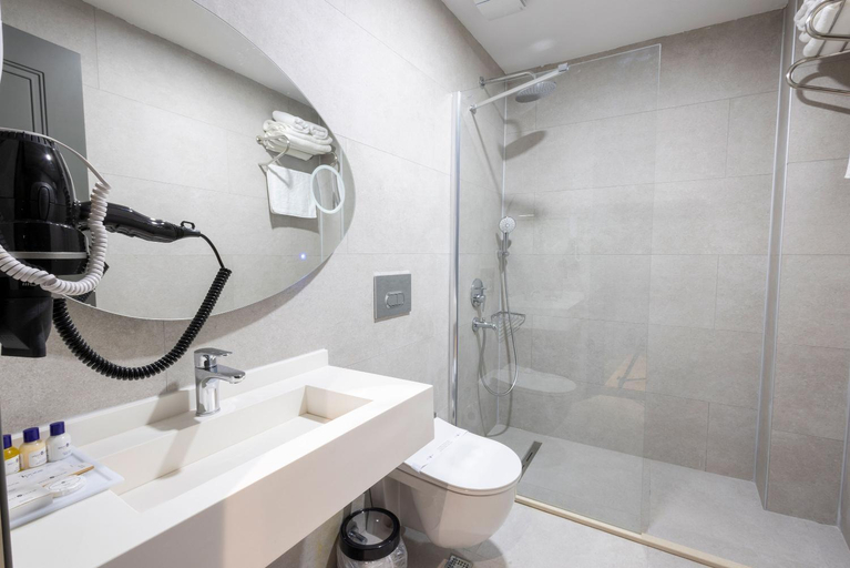Bathroom 4, Westdoor Hotel, Merkez