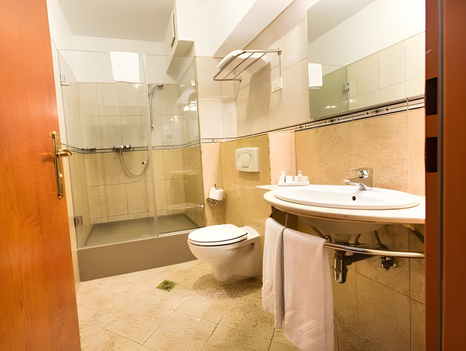 Bathroom 4, Crystal Palace Hotel, Municipiul Bucuresti