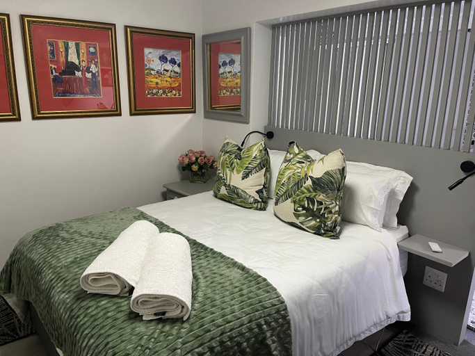 Others 5, Room @carol close, City of Cape Town