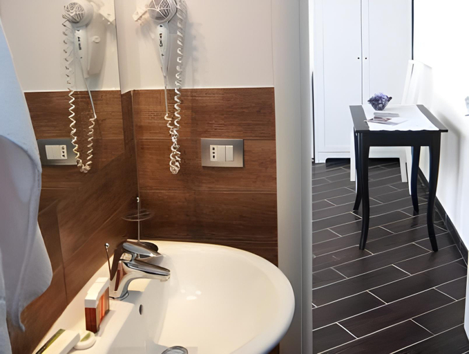 Bathroom 3, Suites Sangiovanni, Ragusa
