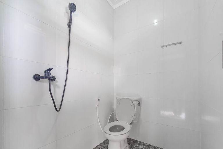 Bathroom, Urbanview Aurel House Cirebon, Cirebon