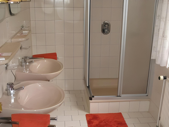 Bathroom 2, Parkhotel Phoenix Garni, Aurich