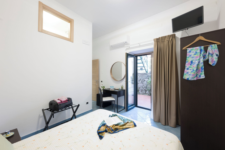 Bedroom 3, Dint' a Torre Bed & Breakfast, Salerno