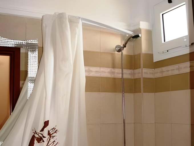 Bathroom 2, Phyllis Maisonettes, Central Macedonia