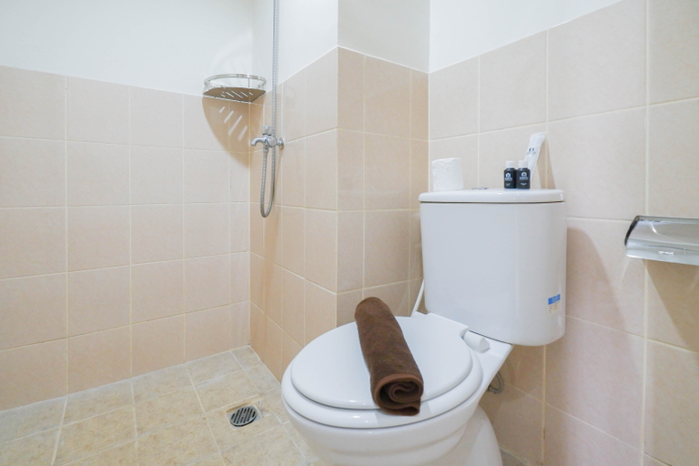 Bathroom 5, Cozy and Simply Look 2BR Podomoro Golf View Apartment By Travelio, Bogor