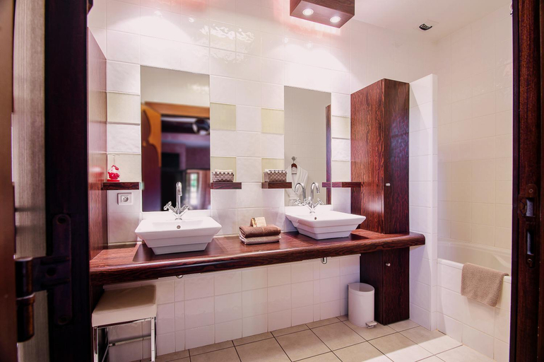 Bathroom 2, Au Logis des Remparts, Gironde
