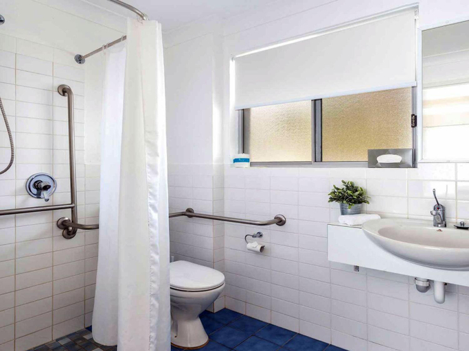 Bathroom 2, Blueys Motel, Great Lakes