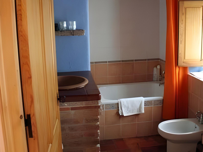 Bathroom 2, El Canto del Gallo Hotel, León