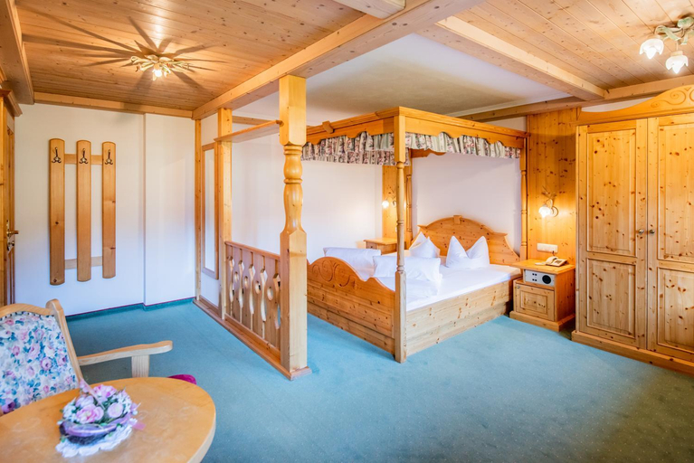 Bedroom 2, Panorama-Hotel Winklerhof, Reutte
