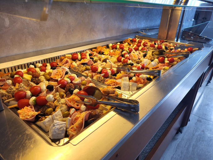 Food & Drinks 4, Hotel Edelweiss, Medias