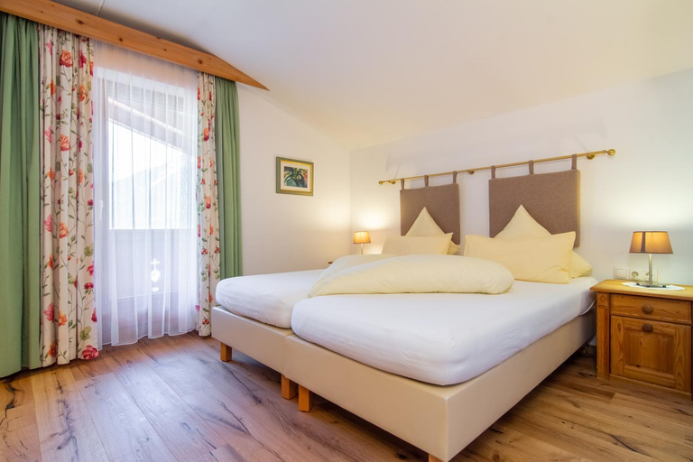 Bedroom 2, Hotel Sonnhof, Innsbruck Land