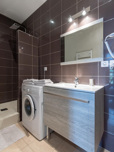 Bedroom 3, Legend- Parking prive Gratuit- Terrasse privee- Wifi - Convert - Alimentec, Ain