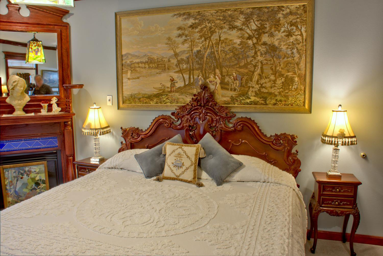 Bedroom 3, Big Yellow Inn, Iron