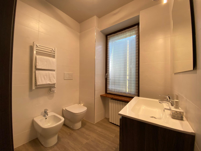 Bathroom 2, Castello Mavino, Brescia