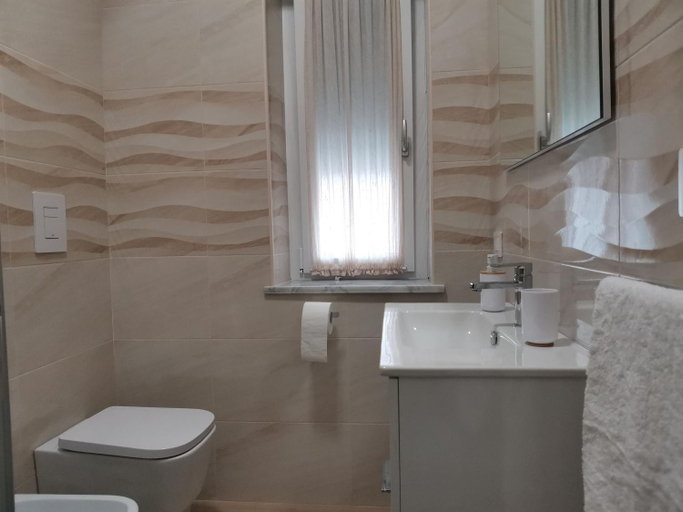 Bathroom 3, Palazzo Buscema - Appartamenti & Residence, Crotone