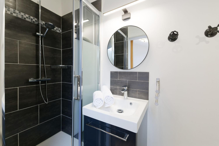 Bathroom 4, Gites de groupes & piscine de la Maison Bleue du Gers, Gers