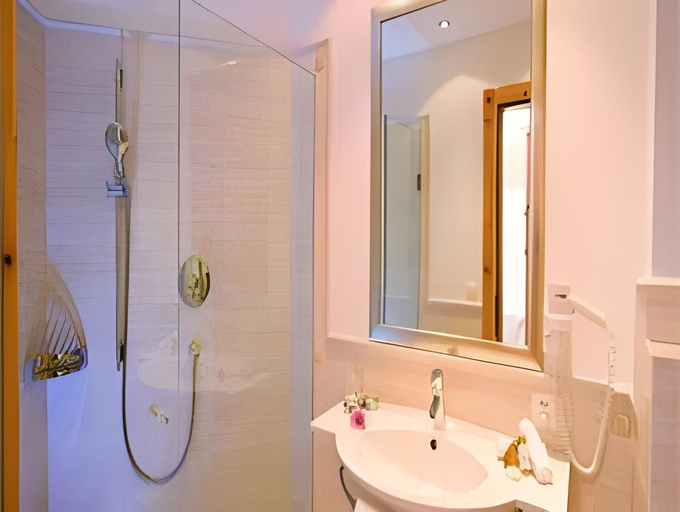 Bathroom 5, Chasa Castello relax & spa, Inn