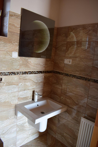 Others 4, Elringat-lak Apartmanhaz, Eger