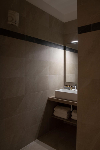 Bathroom 3, Flower Apartments, Verona