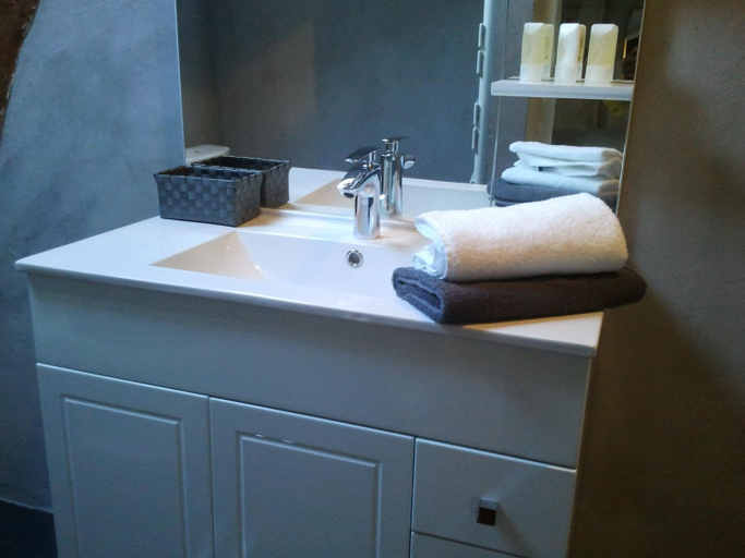 Bathroom 1, Chambres d'Hotes La Grange Au Bois, Dordogne
