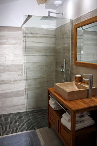 Bathroom, Sous les oliviers - Jacuzzi - Studios de standing tout-equipe, Var