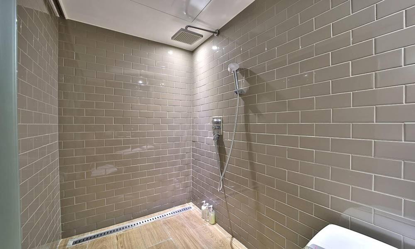 Bathroom 10