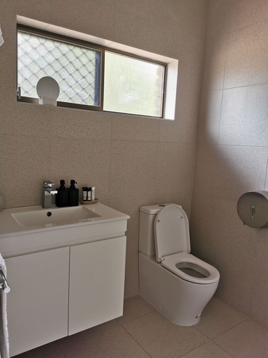 Bathroom 3, Lake Clifton Tavern, Waroona