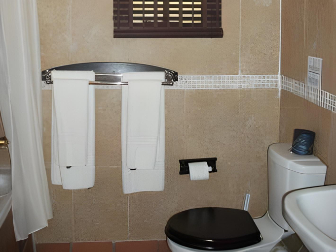 Bathroom 3, Sandford Park Country Hotel, Uthukela