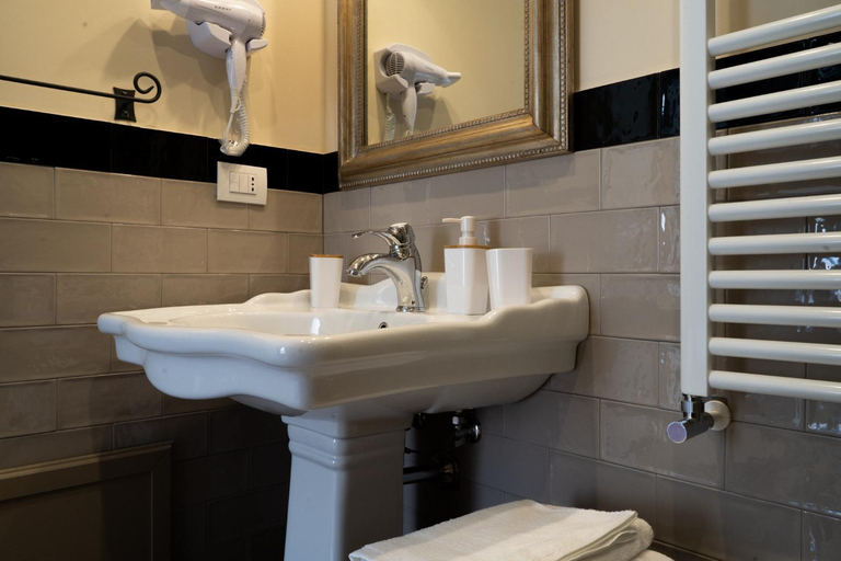 Bathroom 2, B&B Giardino delle Delizie, Bari
