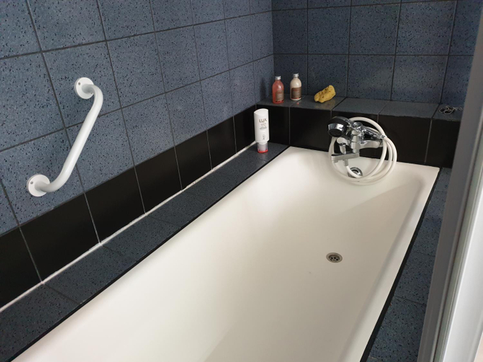 Bathroom 2, Room BM, Pula
