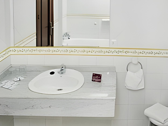 Bathroom 2, Hostal Carmen, Badajoz
