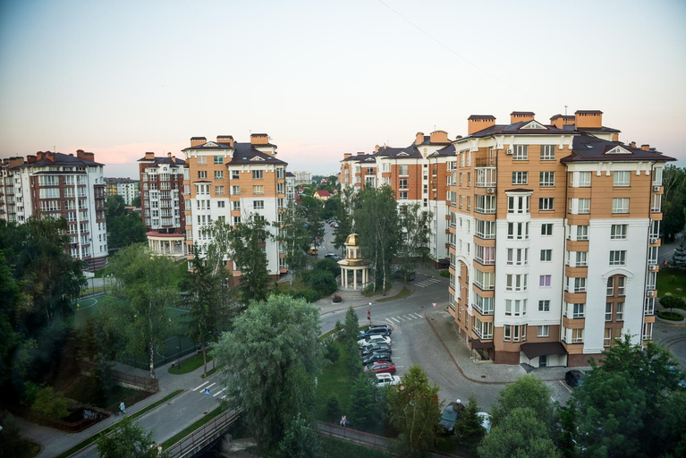 Exterior & Views