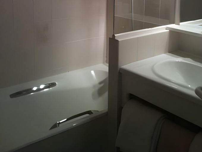 Bathroom 3, Hotel des Voyageurs, Aveyron