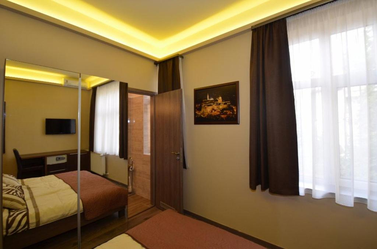 Others 5, Fig Tree House, Budapesti