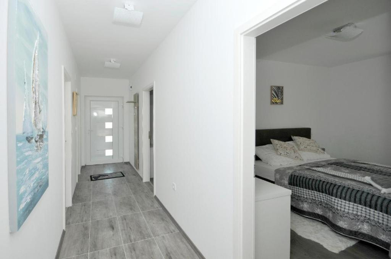 Others 5, Villa Carolina, Trogir