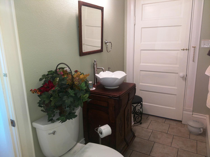 Bathroom 3, Sandstone Street Bed and Breakfast, Llano