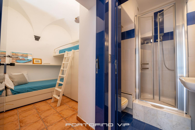 Bedroom, Papu 2 by PortofinoVip, Genova
