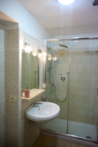 Bathroom 4, On The Rainbow BnB, Roma