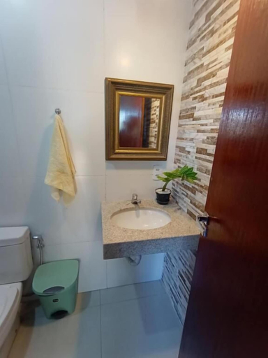Bathroom 3, Legatum, Campos