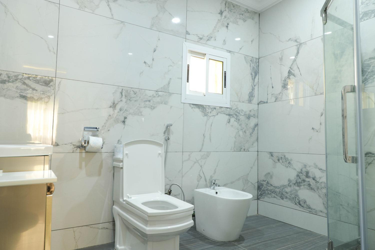 Bathroom 4, United Hotel, Mefou et Akono