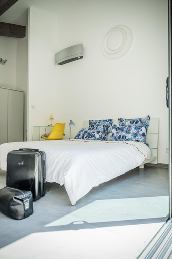 Others 5, Sous les oliviers - Piscine chauffee - Studios de standing climatises, Var