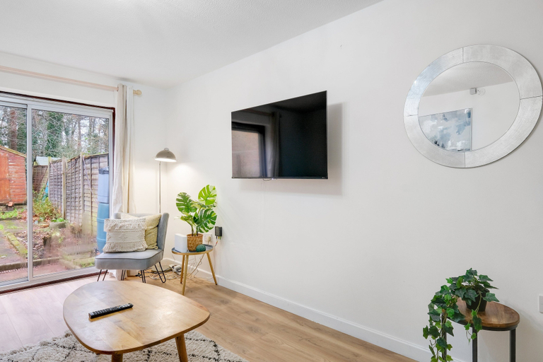Others 5, Spacious 4-Bedroom 2-Bath Home in Bywood, Bracknell Forest