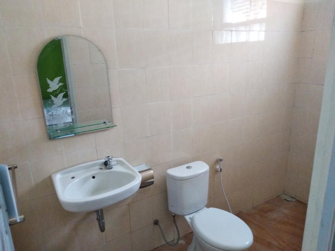 Bathroom 13