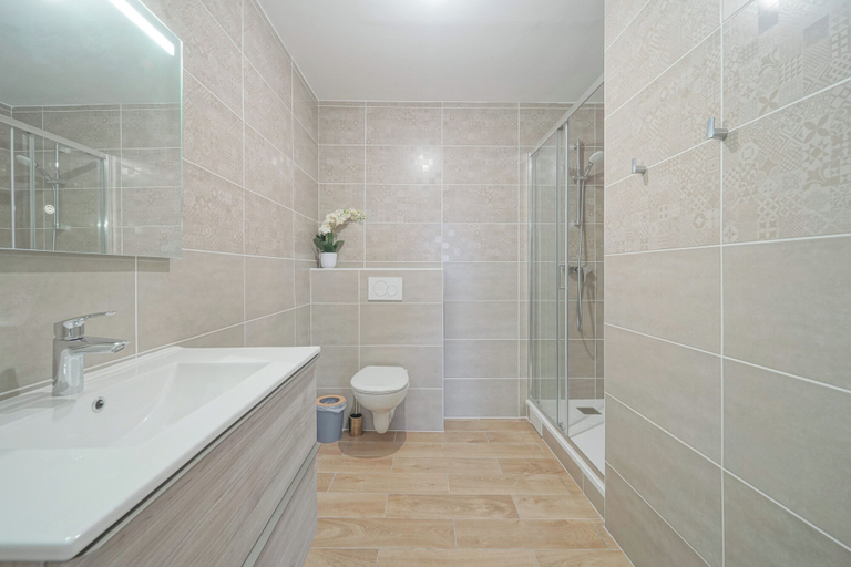 Bathroom 5, Hôtel Trianon Saint Ouen, Seine-Saint-Denis