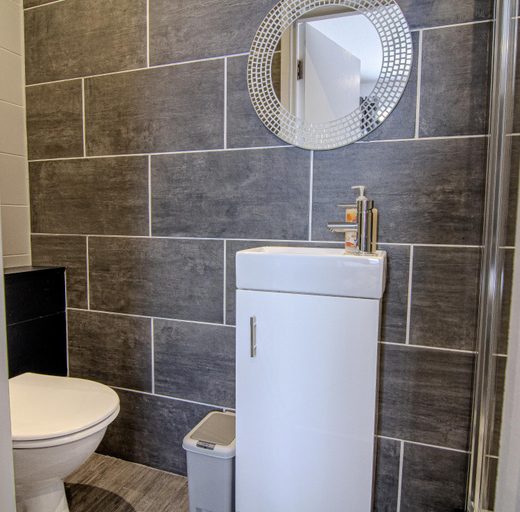 Shower 2, Stunning Ensuite Room, London