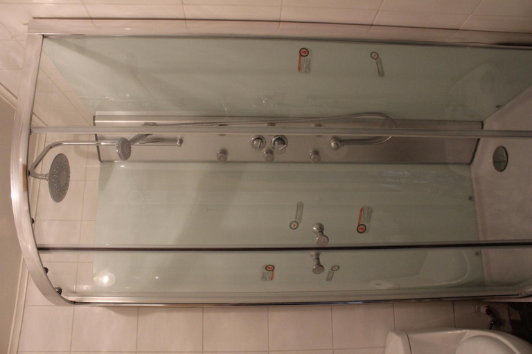 Bathroom 2, Hotel Yellow Submarine, Magallanes