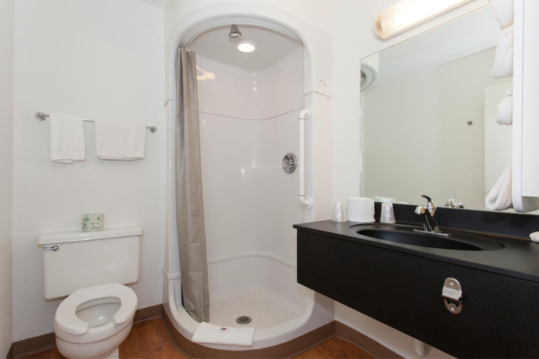 Bathroom 3, Motel 6 Davis - Sacramento Area, Yolo