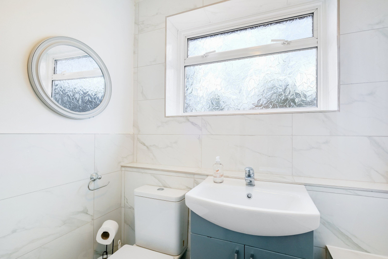 Bathroom 3, Spacious 4-Bedroom 2-Bath Home in Bywood, Bracknell Forest