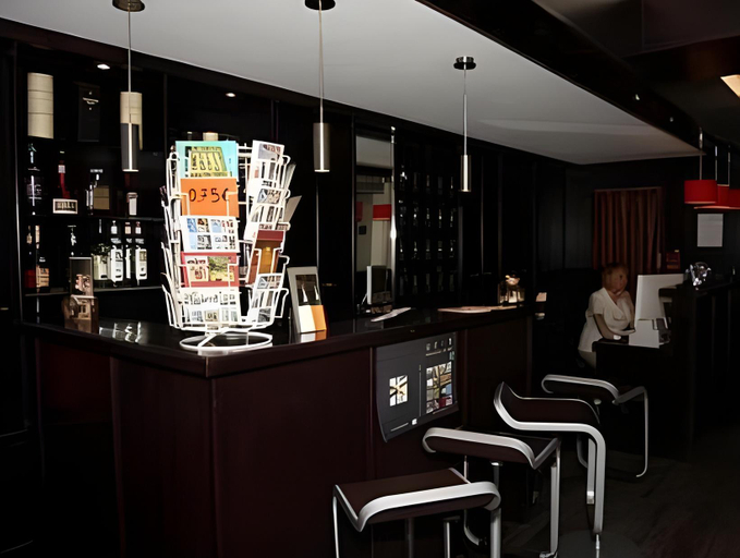 Others 4, Hotel Carlton, Oost-Vlaanderen