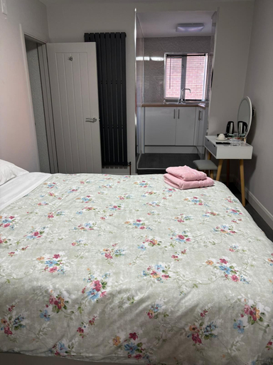 Bedroom 5, Central Hotel, Nottinghamshire